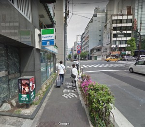 西口からのファミマ